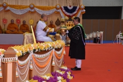 20250509215637(2).jpg - การเข้าร่วมเป็นเกียรติในพิธีพระราชทานปริญญาบัตรแก่บัณฑิต มหาบัณฑิตและดุษฎีบัณฑิต ของมหาวิทยาลัยการกีฬาแห่งชาติ ประจำปีการศึกษา 2566  | https://cmiss.ac.th