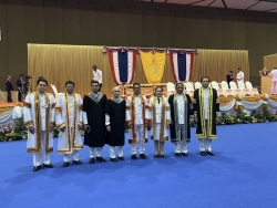 20250509215637(4).jpg - การเข้าร่วมเป็นเกียรติในพิธีพระราชทานปริญญาบัตรแก่บัณฑิต มหาบัณฑิตและดุษฎีบัณฑิต ของมหาวิทยาลัยการกีฬาแห่งชาติ ประจำปีการศึกษา 2566  | https://cmiss.ac.th