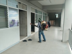 20250619133122(1).jpg - การดำเนินการฉีดพ่นยากันยุงบริเวณหอพักนักเรียน อาคารเรียน ตึกอำนวยการ และบริเวณอื่นๆ  | https://cmiss.ac.th