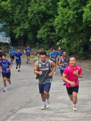 20260717121103(3).jpg - ผู้ฝึกสอนกีฬา โรงเรียนกีฬาจังหวัดเชียงใหม่ นำนักกีฬาวิ่งออกกำลังกาย เตรียมความพร้อม เพื่อการแข่งขันกีฬาโรงเรียนกีฬา “นครสี่แควเกมส์”  | https://cmiss.ac.th