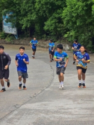 20260717121103(4).jpg - ผู้ฝึกสอนกีฬา โรงเรียนกีฬาจังหวัดเชียงใหม่ นำนักกีฬาวิ่งออกกำลังกาย เตรียมความพร้อม เพื่อการแข่งขันกีฬาโรงเรียนกีฬา “นครสี่แควเกมส์”  | https://cmiss.ac.th